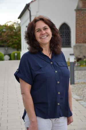 Energiegeladen und überzeugend: Pastoralreferentin Claudia Stadler, hier vor der Kirche St. Laurentius in Altmühldorf.