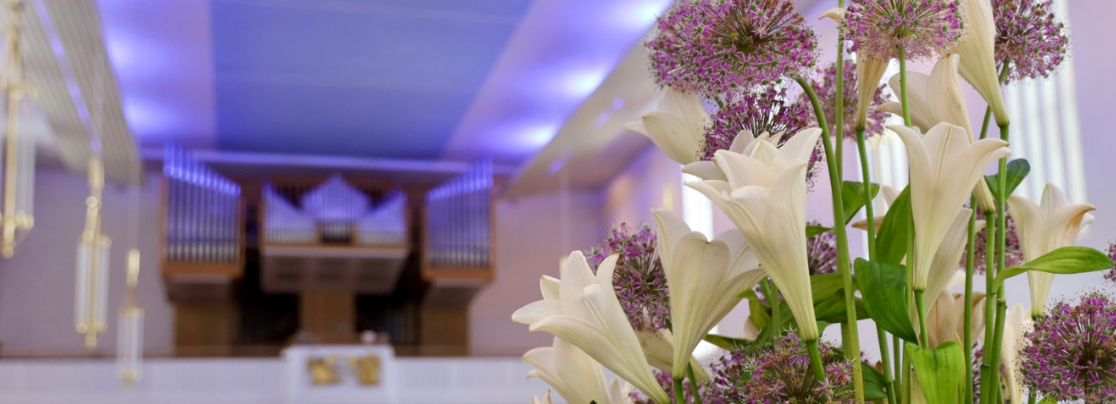 20250607_Header Kirche Innenraum mit Blumen