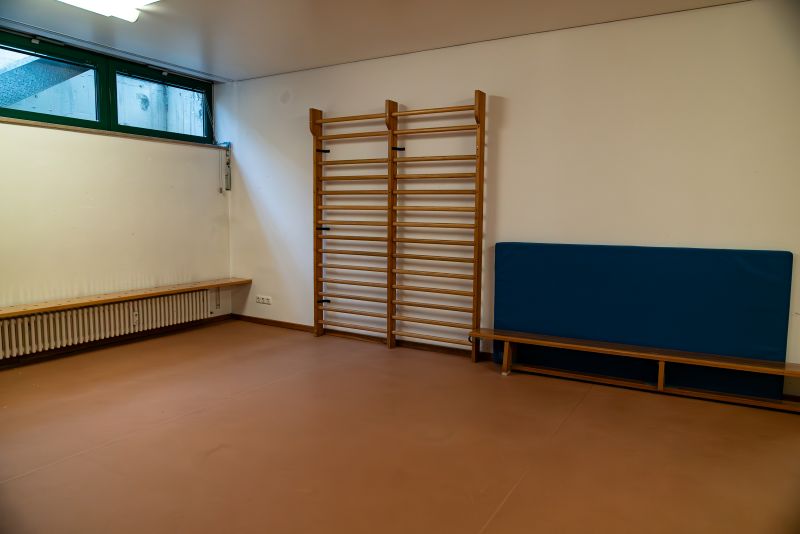Sprossenwand im Turnraum der Kita St. Lukas