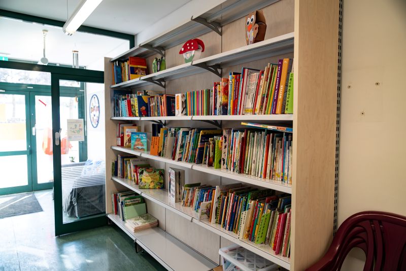 Bücherwand in der Kita St. Lukas