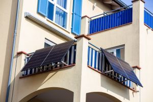Balkonkraftwerke an einem Apartmentgebäude