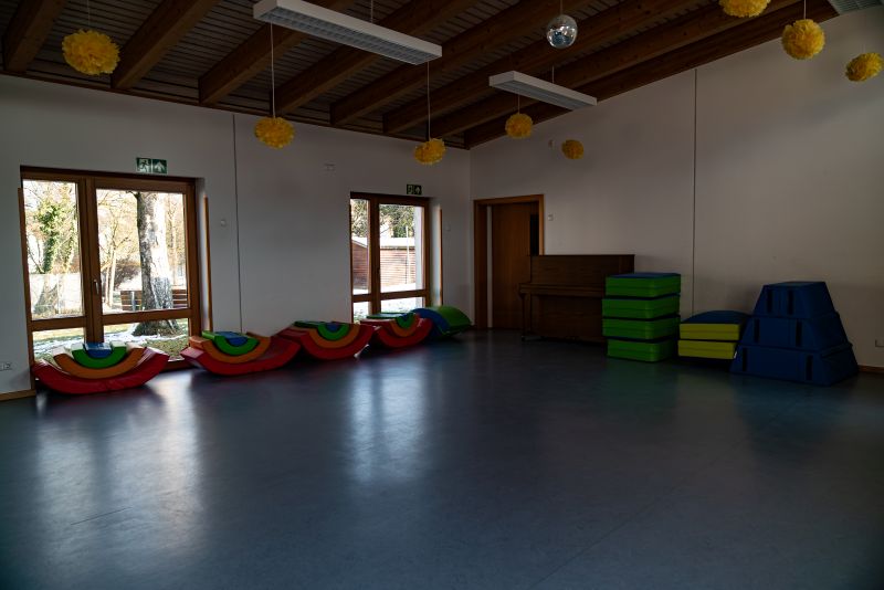 Turnsaal mit Wippgeräten in der Kita St. Quirin
