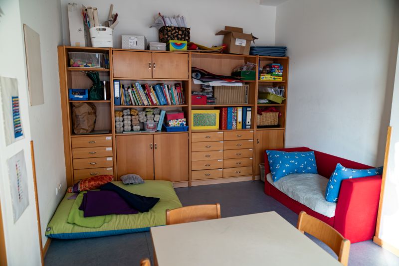 Kuschel- und Leseecke mit Bücherschrank in der Kita St. Quirin