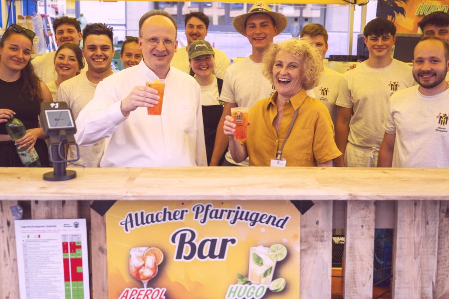 Generalvikar Christoph Klingan (l.) und Hiltrud Schönheit am Stand der Allacher Pfarrjugend