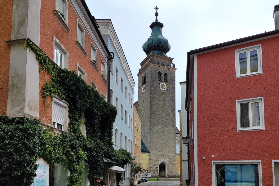 Blick durch die Gasse auf den Kirchturm von St. Nikolaus