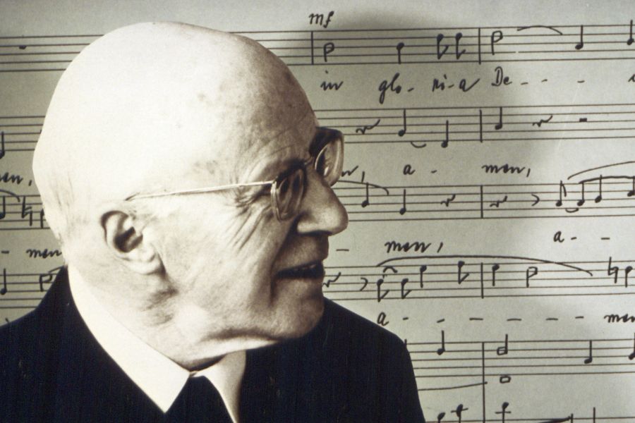 Max Eham vor einer Partitur seiner Missa "Haec Dies"