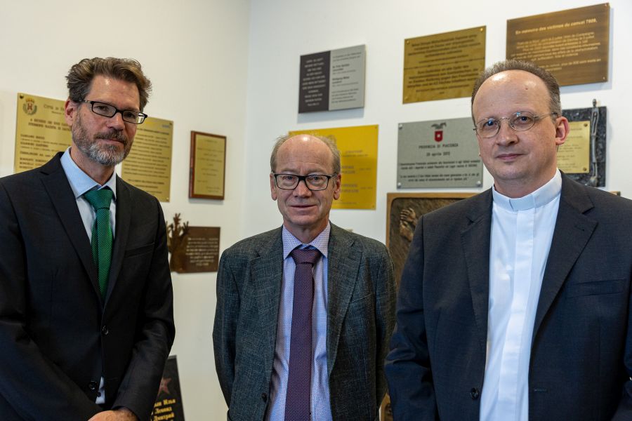 Stellvertetender Gedenkstättenleiter Dr. Dirk Riedl, Prof. Dr. Franx Xaver Bischof (M.) und Generalvikar Christoph Kligan vor der Gedenktafel für NS-Opfer in KZ-Gedenkstätte Dachau