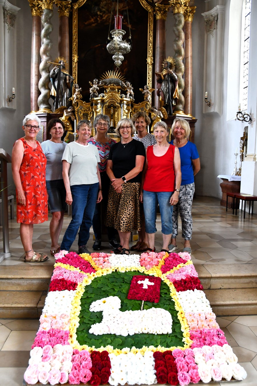 Blumenteppich gestaltet von den Damen der kfd