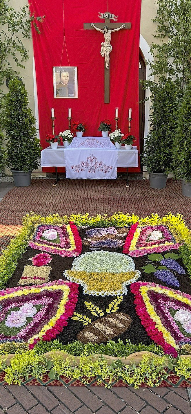 Blumenteppich mit Altar