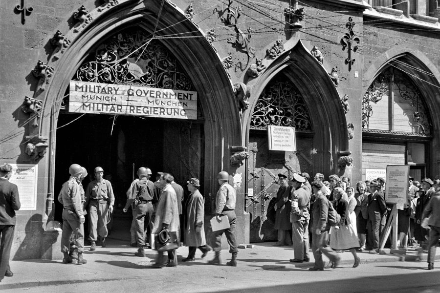 Sitz der Militärregierung im Münchener Rathaus am Marienplatz am 4.Juli 1945