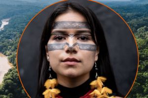 Hauptdarstellerin Helena Gualinga aus dem Dokumentarfilm "Helena aus Sarayaku" vor einer Amazonas-Landschaft