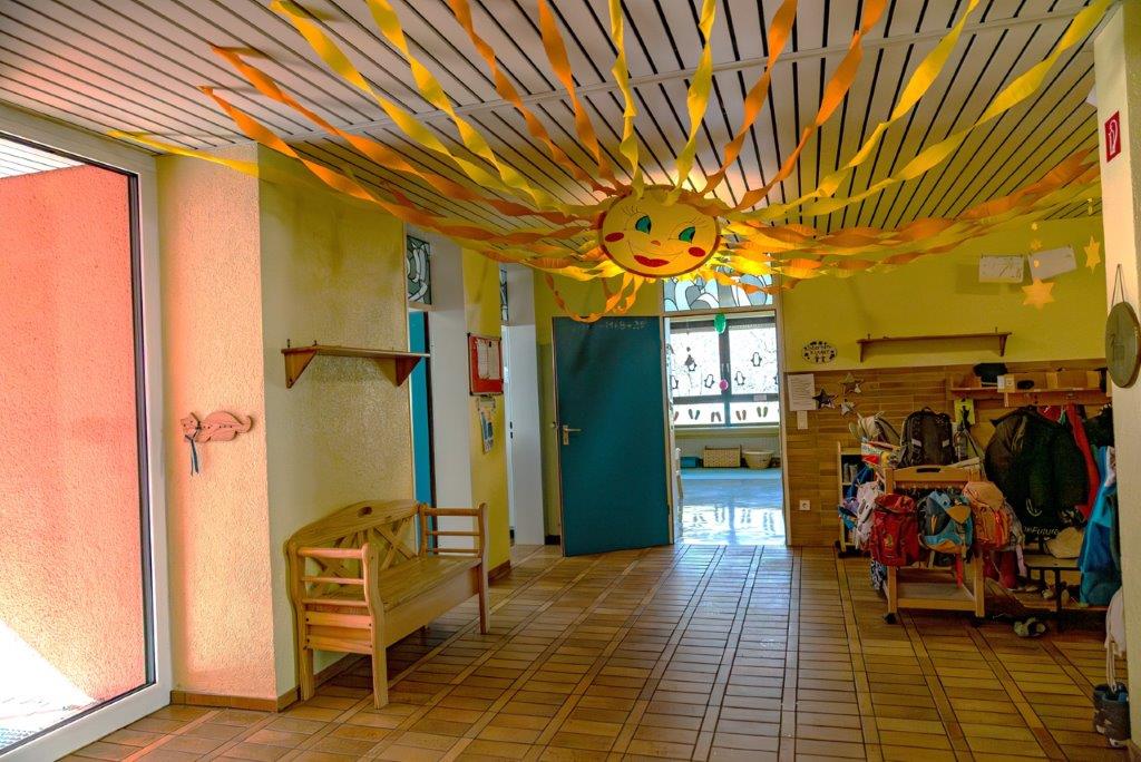 Eingang zu einem Gruppenraum vom Gang aus mit Garderobe im Kinderhaus Maria Schutz