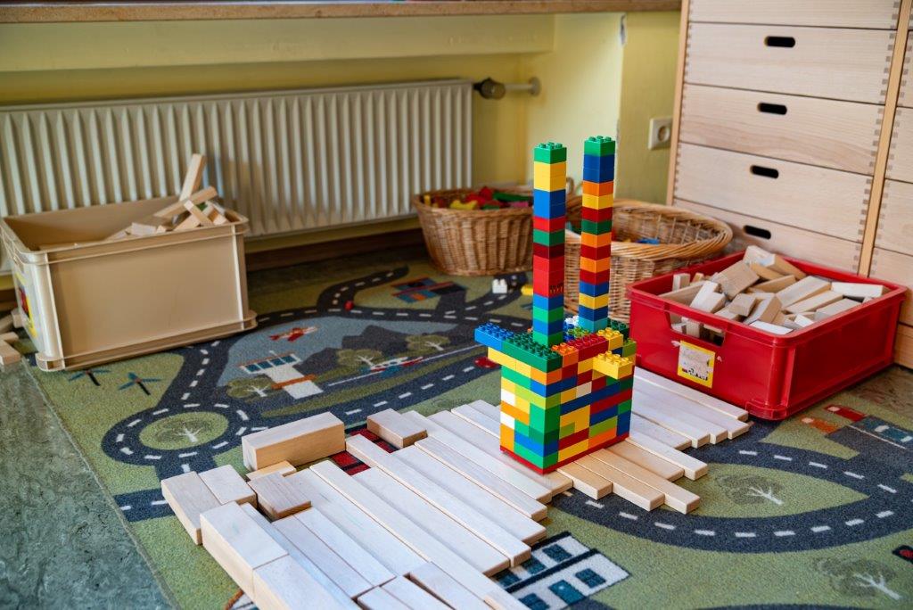 Bauecke mit Straßenspielteppich, Legosteinen und Holzbauklötzen im Kinderhaus Maria Schutz