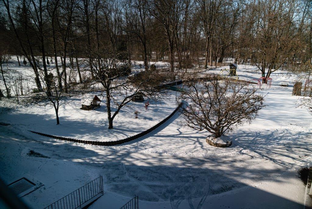 Hartplatz im verschneiten Garten des Kinderhauses Maria Schutz