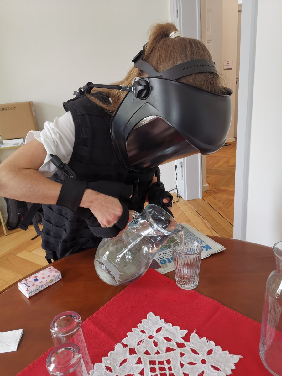 Firmlinge erleben den Alltag im Alterssimulationsanzug und Rollstuhl