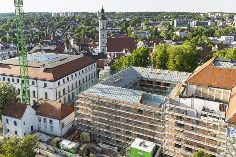 Vogelperspektive auf den Freisinger Domberg mit dem eingerüsteten Gästehaus