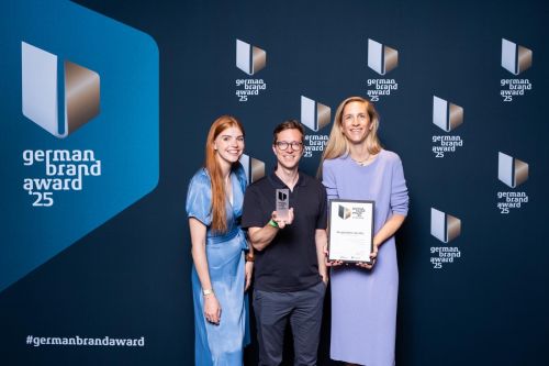 Sebastian Kühnel (M.) nimmt den German Brand Award für die Kampagne der Arbeitgebermarke entgegen