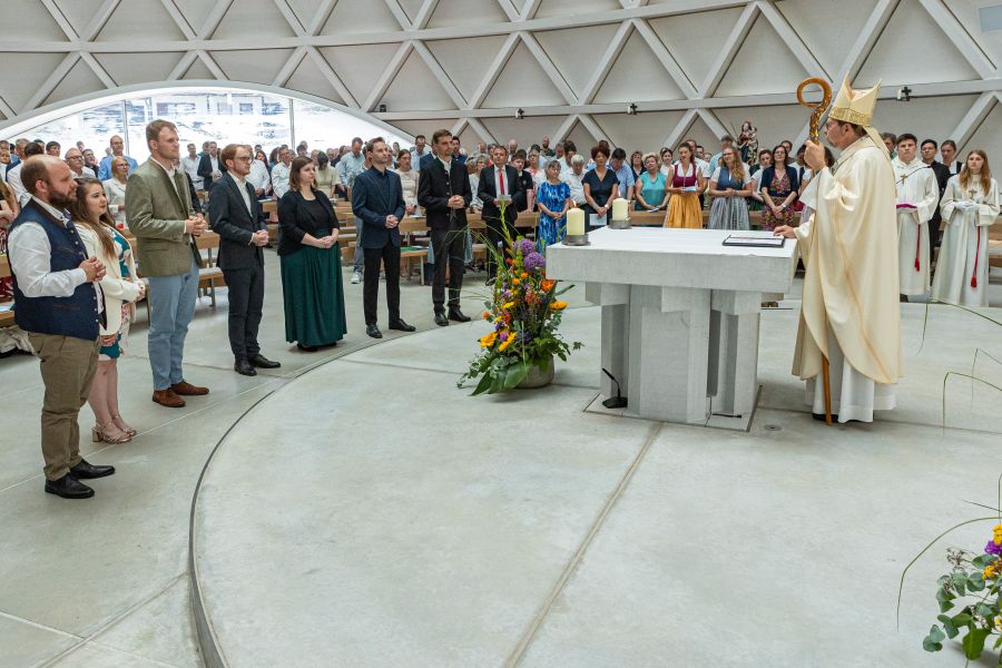 Weihbischof Wolfgang Bischof (r.) sendet die neun Pastoralrefentinnen und Pastoralreferenten in der Pfarrkirche St. Josef in Holzkirchen aus
