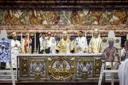 Griechisch-katholische Liturgie mit Ostkirchen-Bischöfen im Petersdom