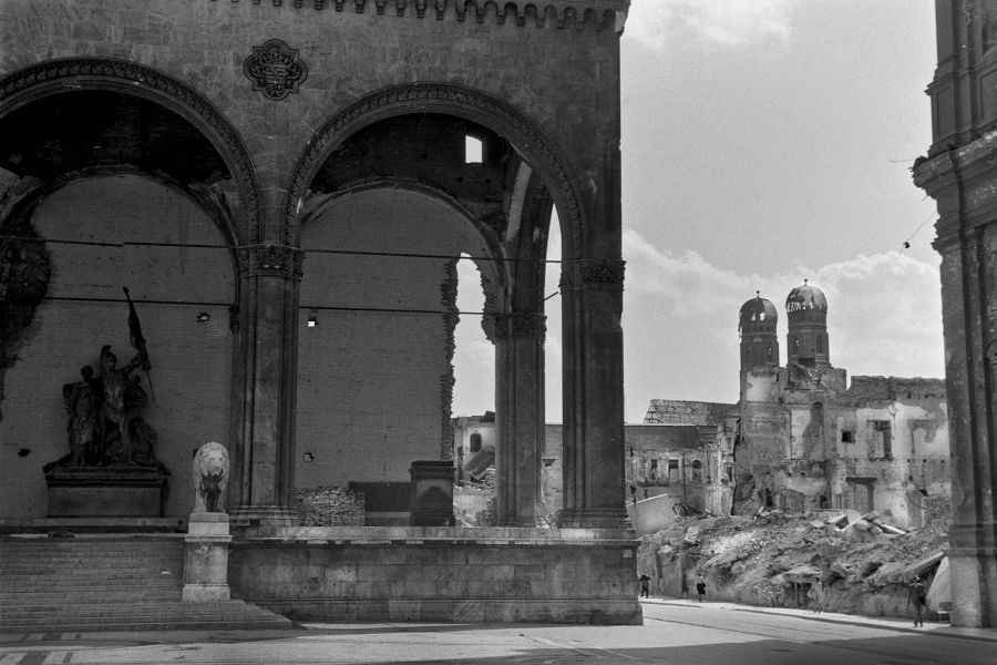 Blick vom Odeonsplatz mit der Feldherrnhalle in die zerstörte Theatinerstasse und<br/>auf den Dom am 4. Juli 1945 in München