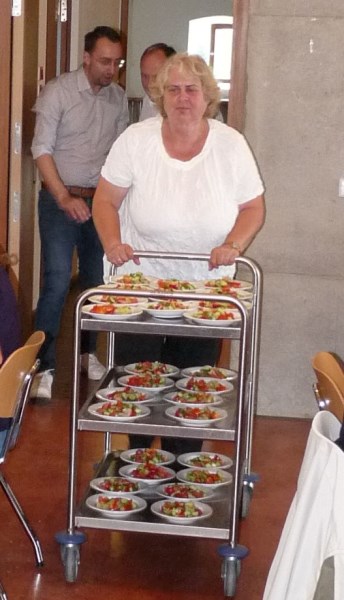 Die Dekanatsräte helfen beim Essen Verteilen