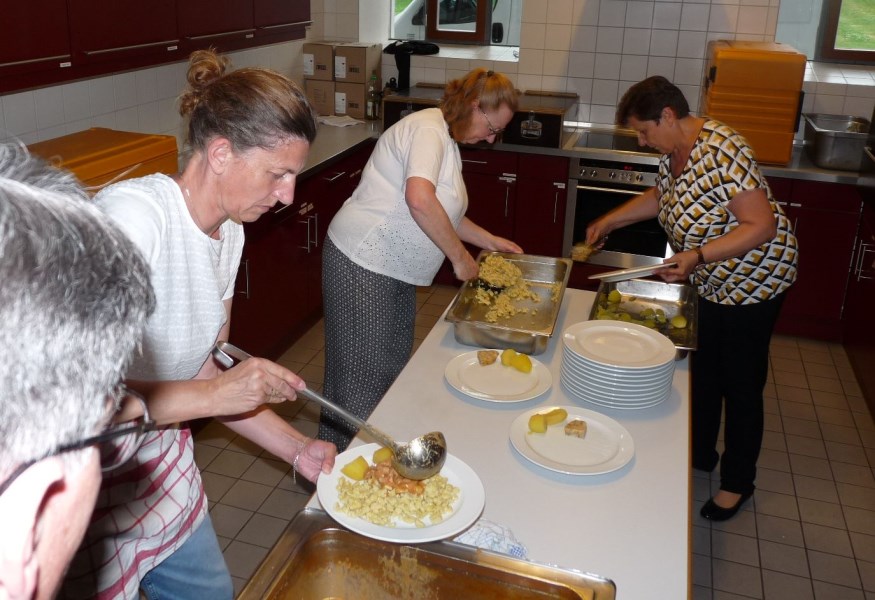Die Dekanatsräte helfen beim Essen Verteilen