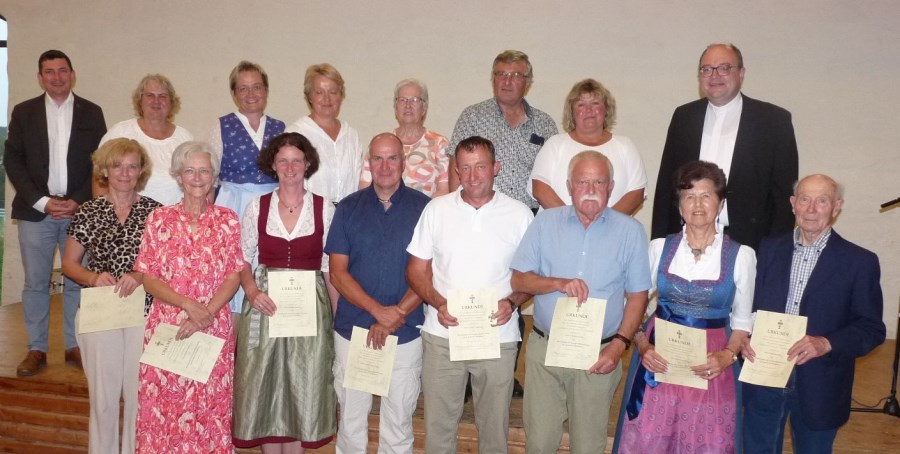 die Geehrten vom Pfarrverband Kraiburg-Flossing