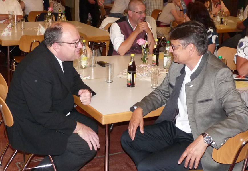 Dekan und Landrat unterhalten sich