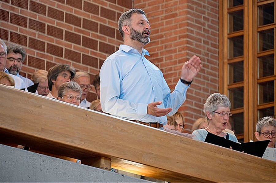 Matthias Berthel dirigiert den Chor in St. Ulrich in Unterschleißheim