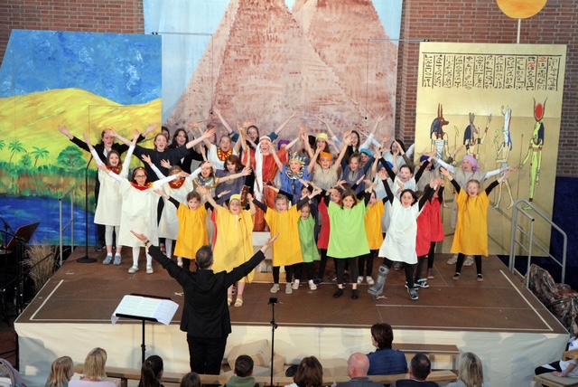 Kinder tanzen und singen auf der Bühne beim Kinderbibel-Musical in St. Ulrich in Unterschleißheim