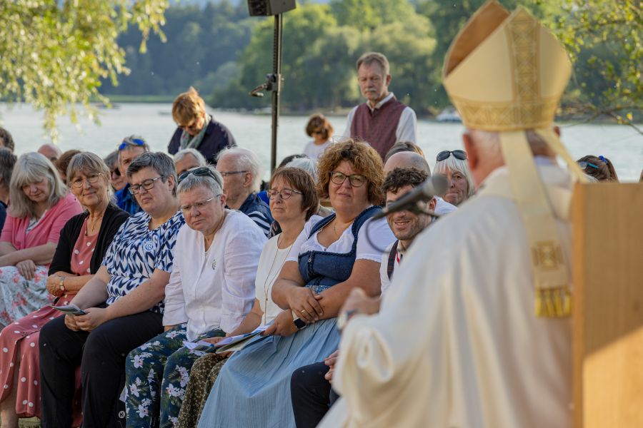 Kardinal Reinhard Marx (r.) spricht beim Festgottesdienst im Freien auf der Fraueninsel im Chiemsee
