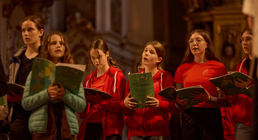 Mädchenchor singt in der Kirche