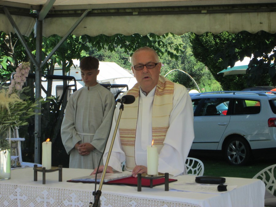 Pfr Mario Friedl bei PV-Feldmesse in Gumpertsham