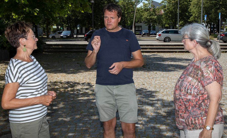 Netzwerk-Initiator und Diakon Peter Kleinert vom Pfarrverband St. Rupert, Bernadette Hörmann (r.) und Rosemarie Heigermoser (l.)