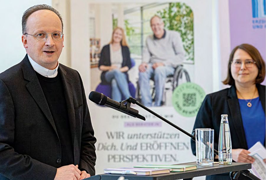 Generalvikar Christoph Klingan (l.) und Edda Hamm stellen die Arbeitgeberkampagne vor
