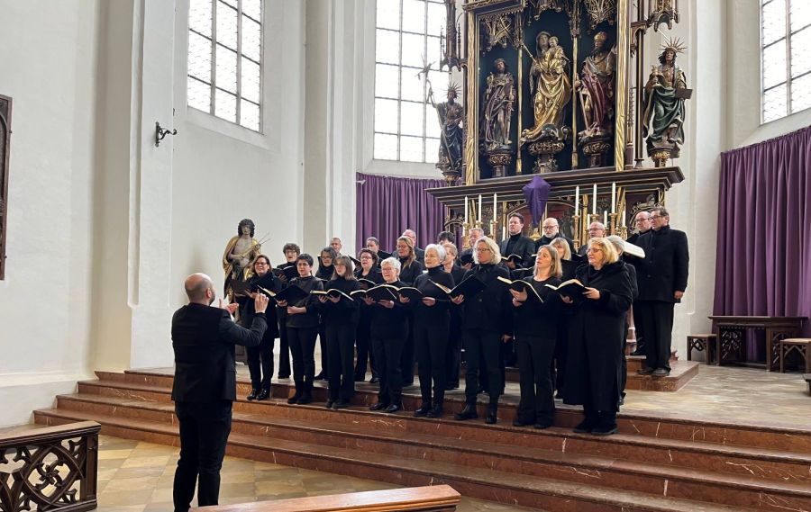 Kirchenmusiker Stefan Metz dirigiert den Kammerchor in St. Kastulus in Moosburg
