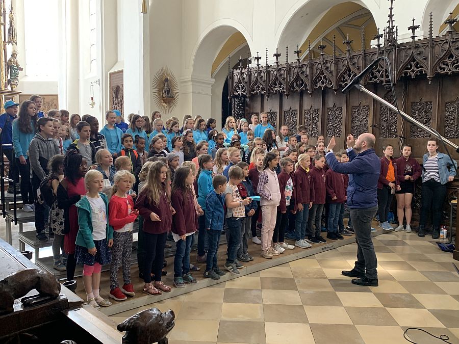 Stefan Metz dirigiert den Kinderchor in Sankt Kastulus