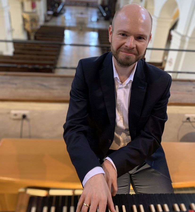 Kirchenmusiker Stefan Metz an der Orgel