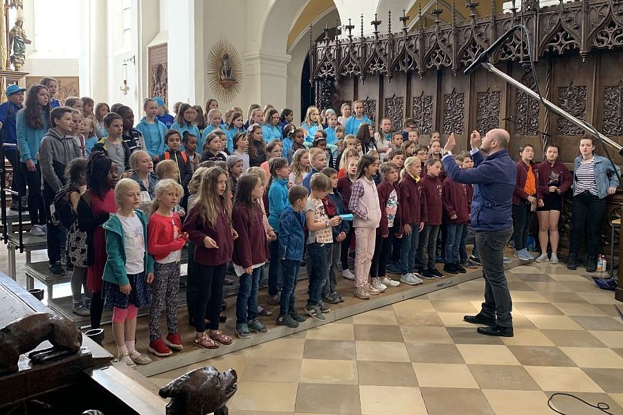 Kirchenmusiker Stefan Metz dirigiert den Kinderchor in Sankt Kastulus