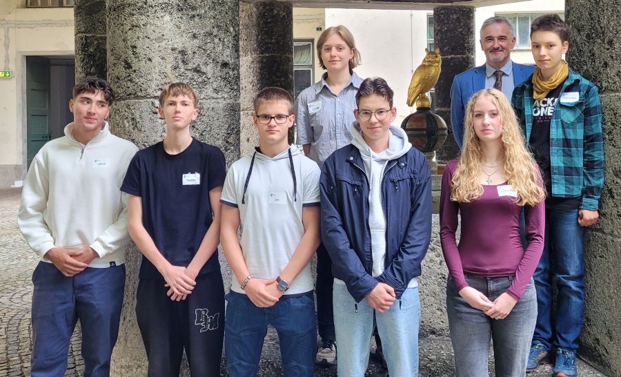 Gruppenfoto der zehn Elftklässlerinnen und -klässler an der Ludwig-Maximilians-Universität München mit Professor Thomas Schärtl-Trendel.