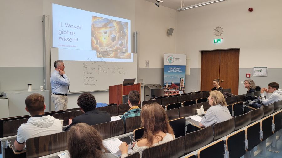 Vorlesung am Studientag der Begabtenförderung im Hörsaal der Ludwig-Maximilians-Universität mit Elftklässlern und Prof. Thomas Schärtl-Trendel