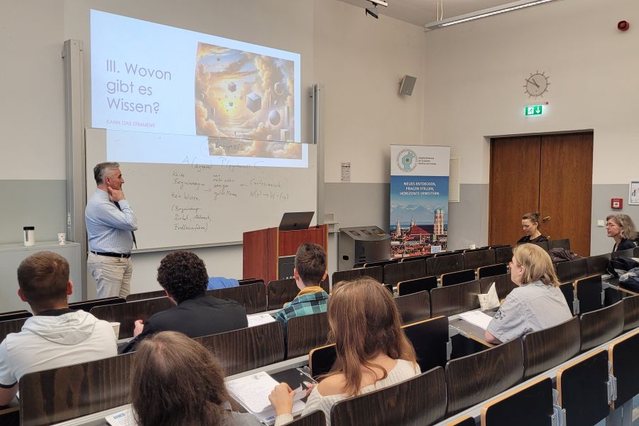 Vorlesung mit Prof. Thomas Schärtl-Trendel und Elftklässlern der Begabtenförderung in einem Hörsaal der Ludwig-Maximilians-Universität