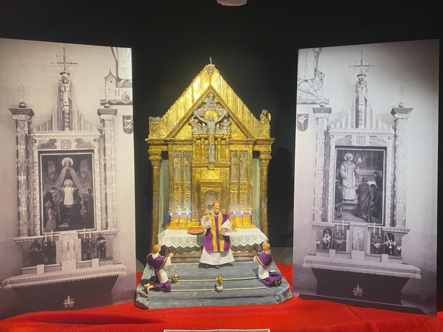 Jahreskrippe_St_Clemens_Innenansicht_mit Nebenaltar