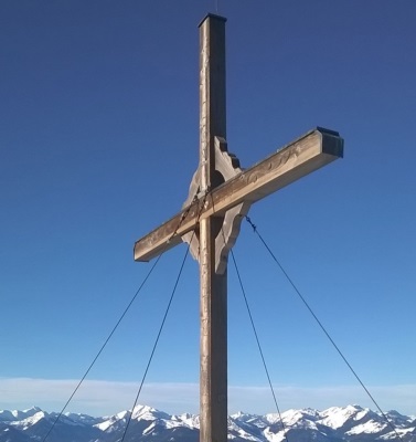 Gipfelkreuz vor blauem Himmel