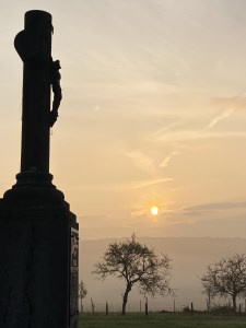 Wegkreuz in der Dämmerung