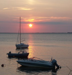 Boote im Meer und Sonnenuntergang