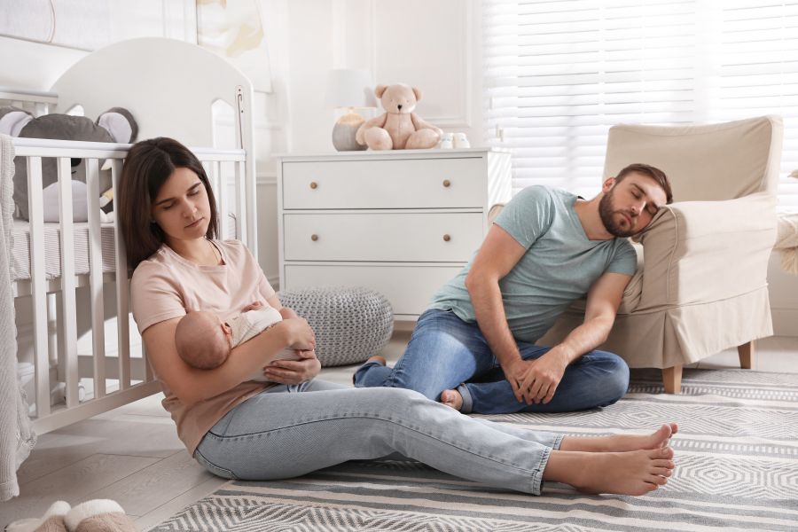 Schlafende Eltern mit schlafendem Baby