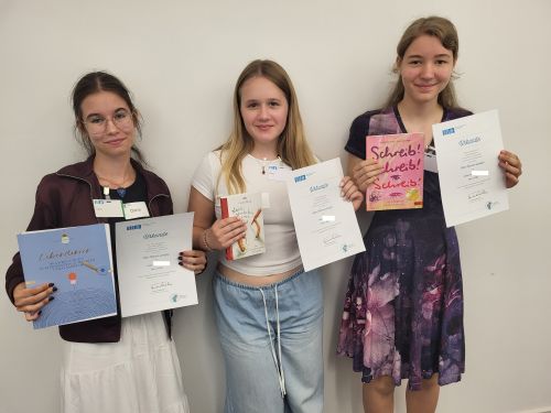 Die drei Gewinnerinnen des Schreibwettbewerbs 2024/25 "Über Mauern springen" (v.l.) Dana, Mila und Katharina