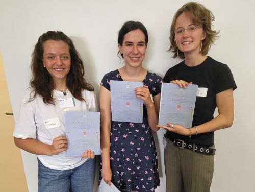 Die Gewinnerinnen aus den Jahrgangsstufen 10 bis 12 im Schreibwettbewerb 2024/25 "Über Mauern springen" (v.l.): Emilie, Julia und Emma