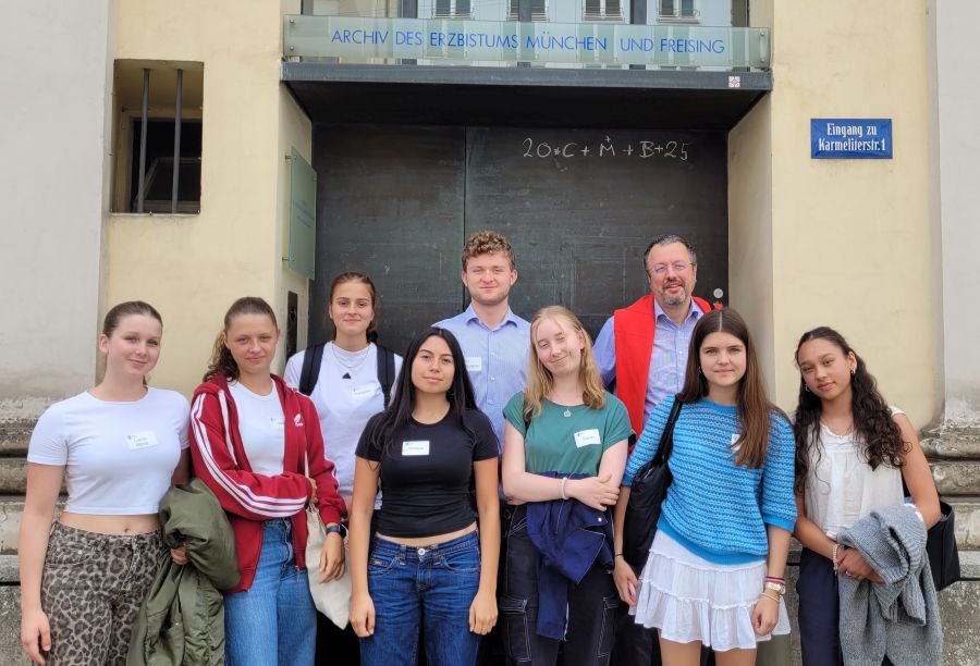 Studientag beim Archiv der Erzdiözese (v.l.): Lucia-Marie, Julia, Franziska, Amaya, Georgios, Sarah, Dr. Roland Götz, Marie und Jennifer